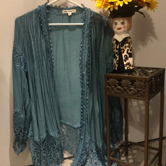 Beautiful vintage boho jacket with gorgeous lace details on sleeve and the hem. - Picture 8 of 16